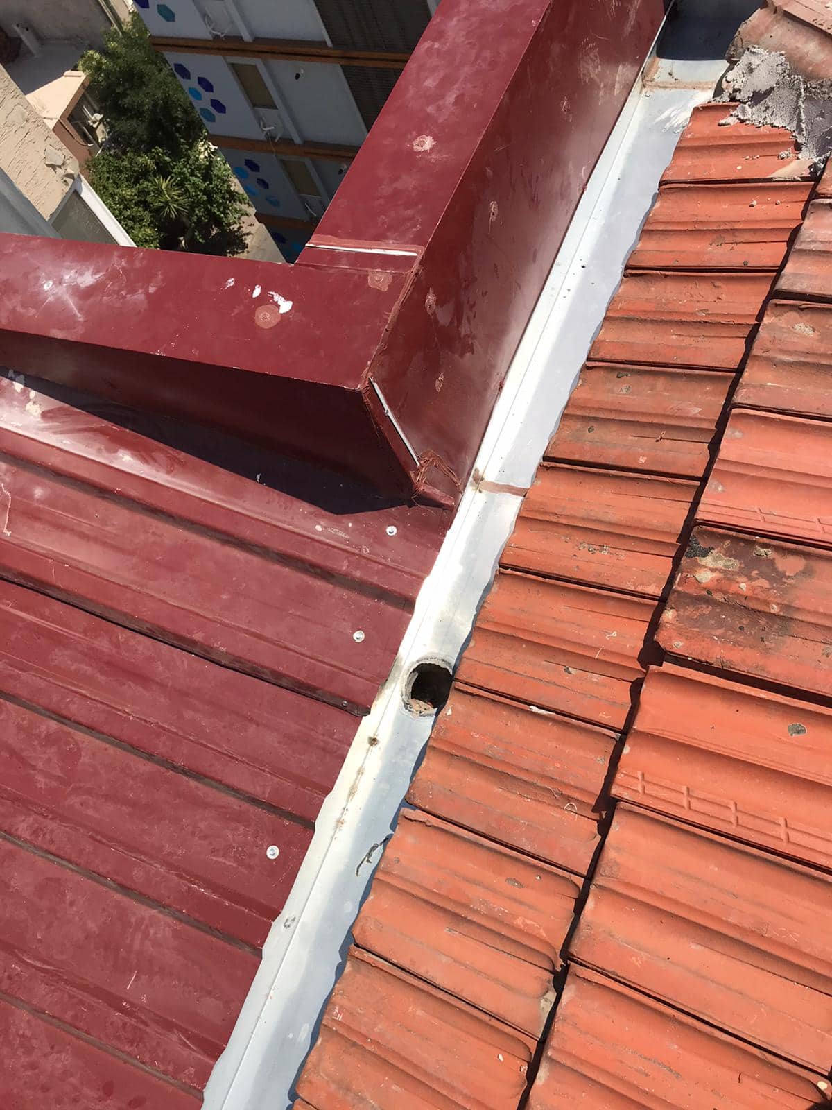 Kiremit çatı ve metal kaplama birleşim noktası detayı