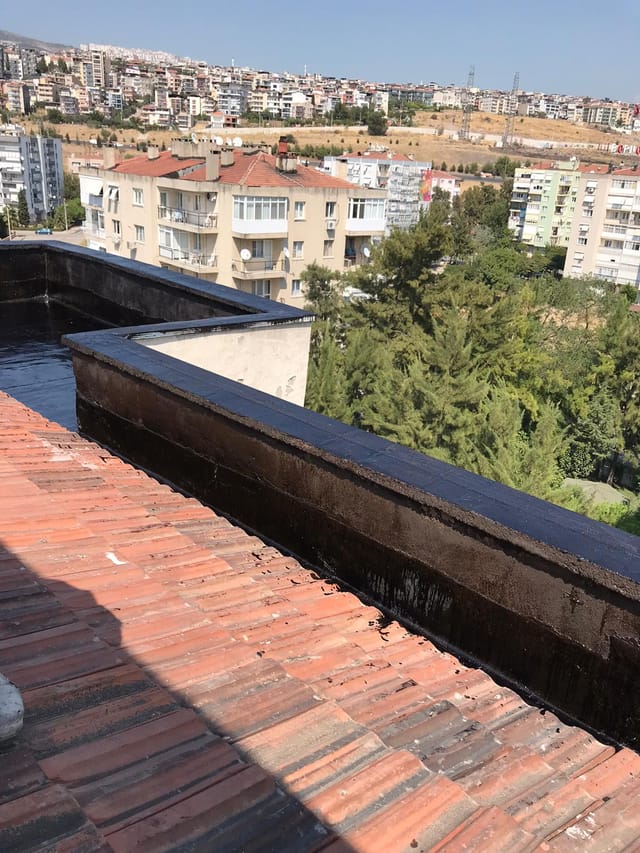 Çatı parapet duvarı su yalıtımı ve kiremit çatı detayı